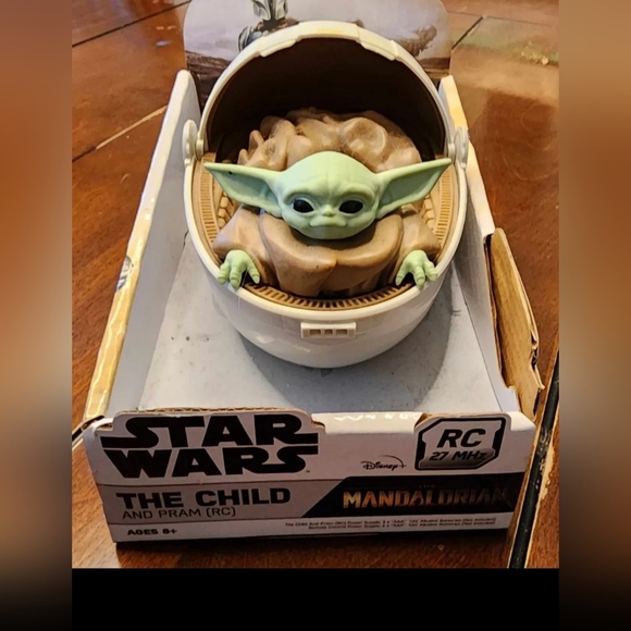 Disney Star Wars: The Mandalorian - Baby Yoda in Pram BRAND NEW! HOLIDAY GIFT! - Picture 2 of 5